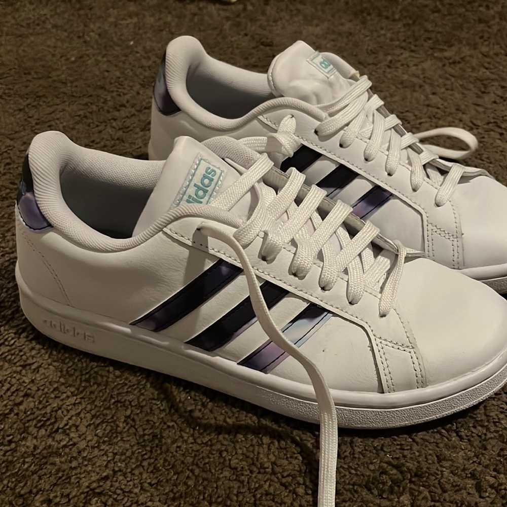 Size 7 hardly worn Adidas sneakers with cloud, foam comfort!